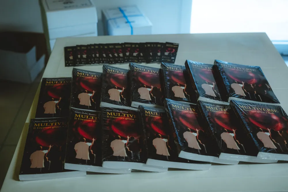 Copie del romanzo disposte in fila su un tavolo