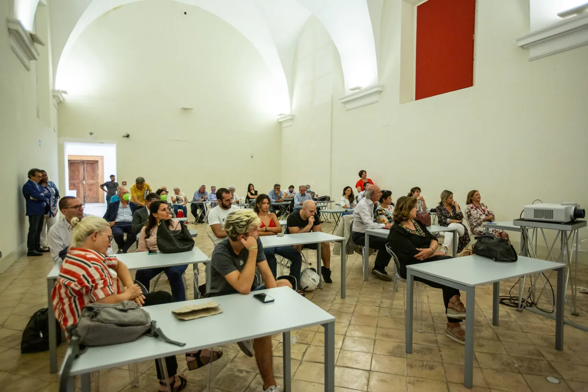 Il pubblico ai tavoli della
          sala a volte bianche del Complesso di San Domenico Maggiore durante la presentazione del 17
          settembre 2022.